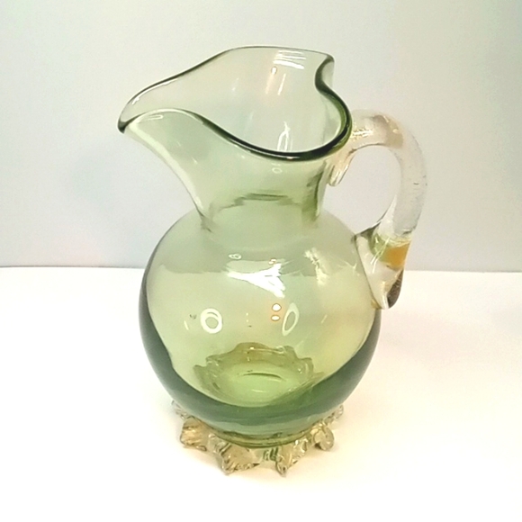 Vintage hand blown green glass pitcher, with gold fleck and applied handle. - Picture 2 of 6
